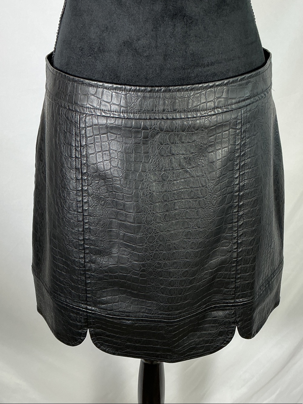 Skies Are Blue Faux Leather Croc Embossed Scalloped Hem Mini Skirt Large Black